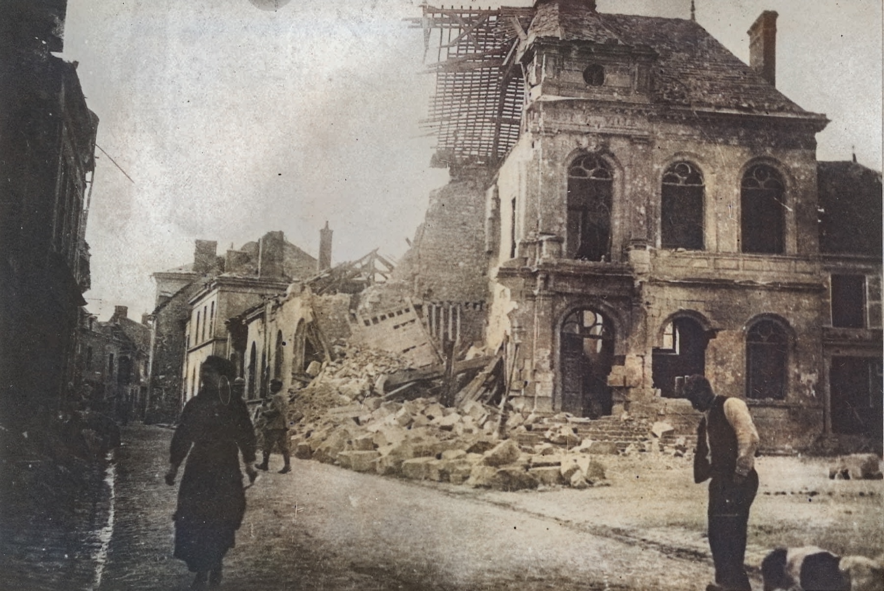 La mairie bombardée — l’institutrice au premier rang — octobre 1915