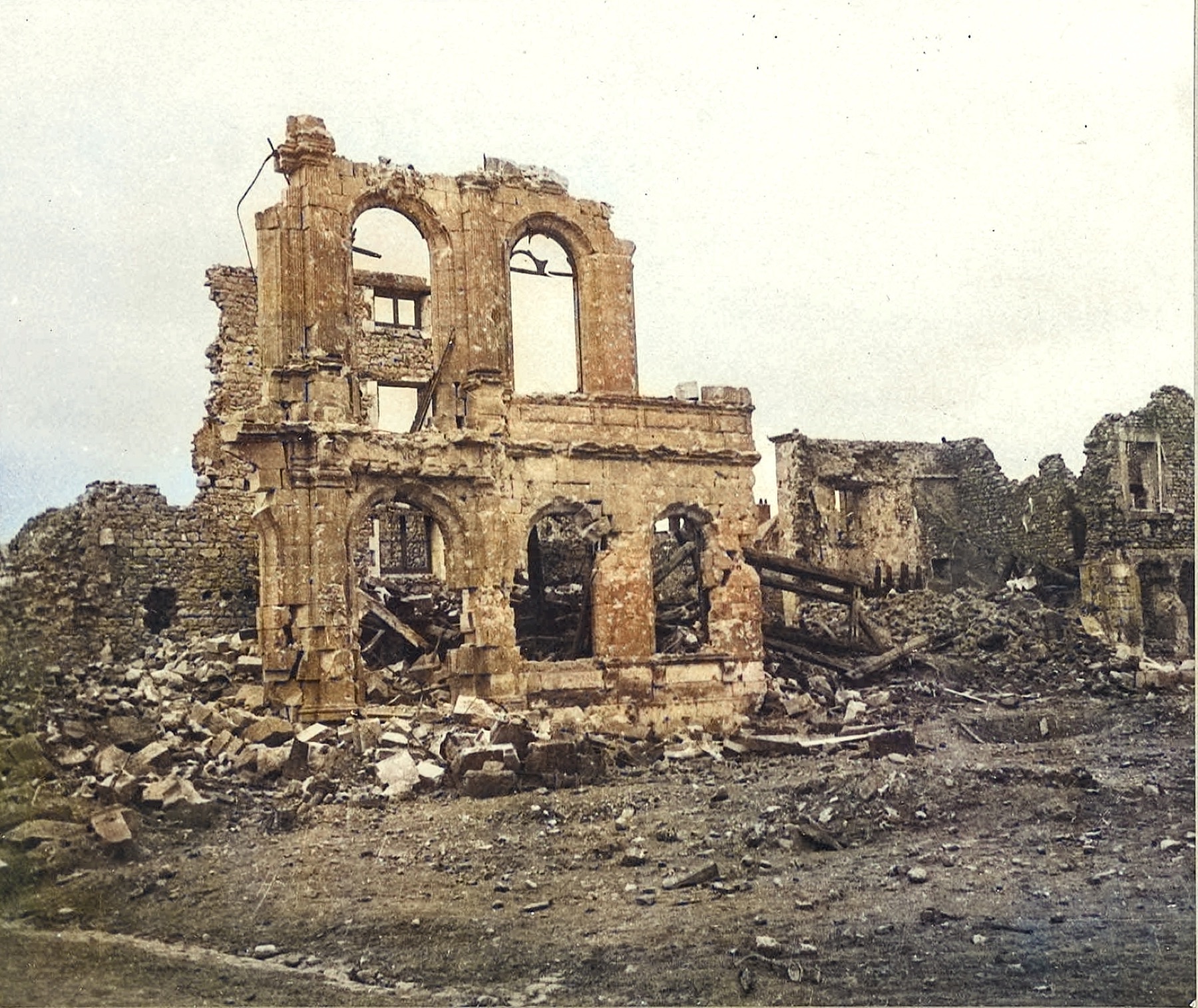 Les ruines de la mairie — avril 1917