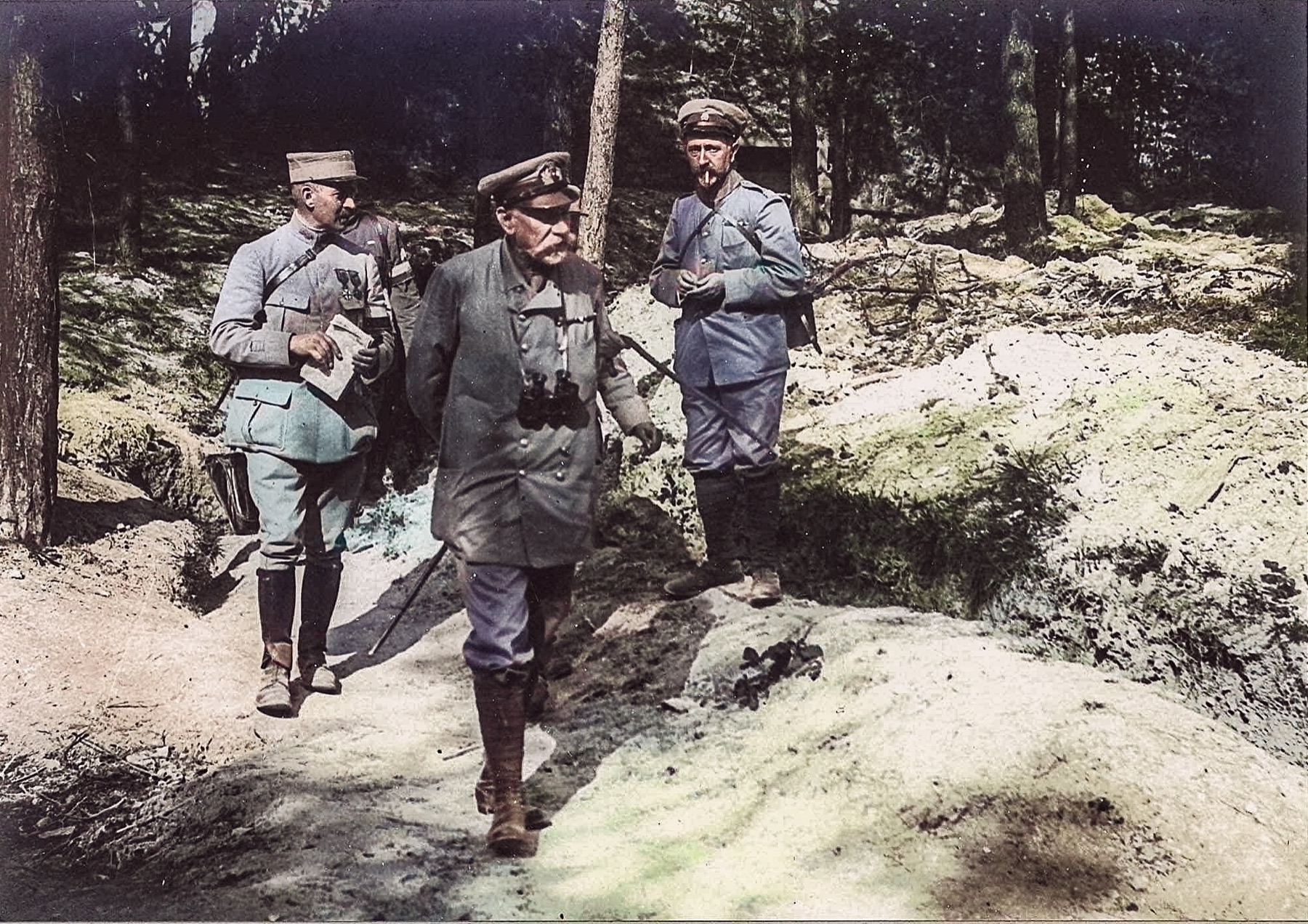 Le prince de Monaco visitant des emplacements d’artillerie à la cote 186 — 9 août 1916