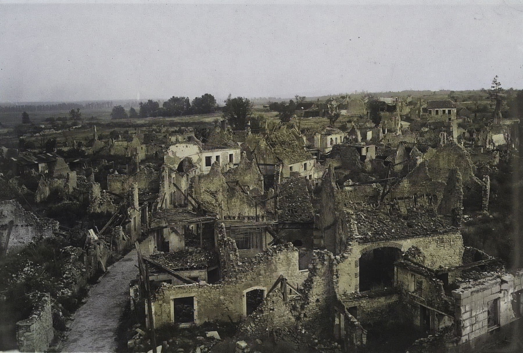 Vue d’ensemble du village en ruines — juillet 1919