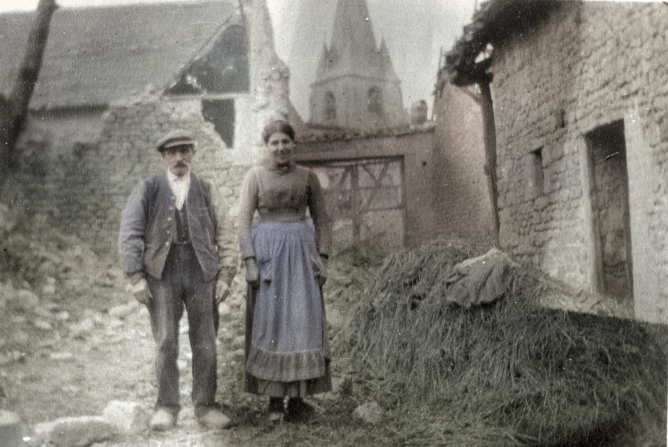 Deux habitants près de l’église de Cormicy — mars 1915