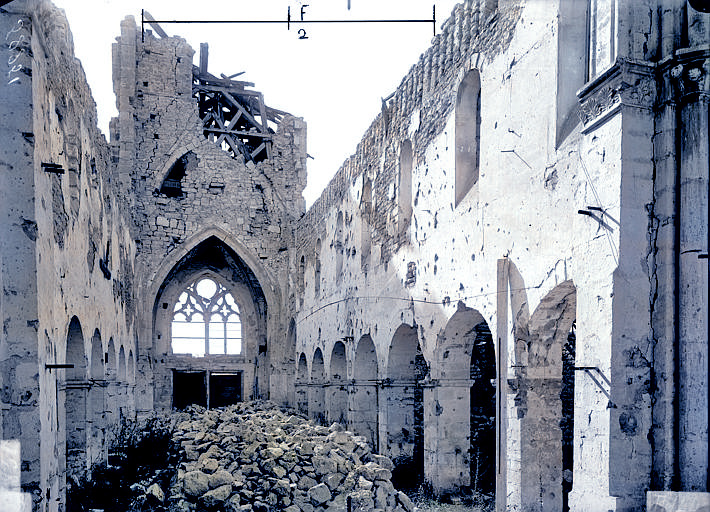 L’intérieur de l’église détruite — 31 août 1921