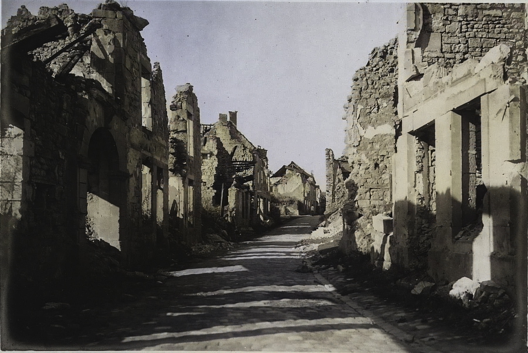 La rue principale en ruines — juillet 1919