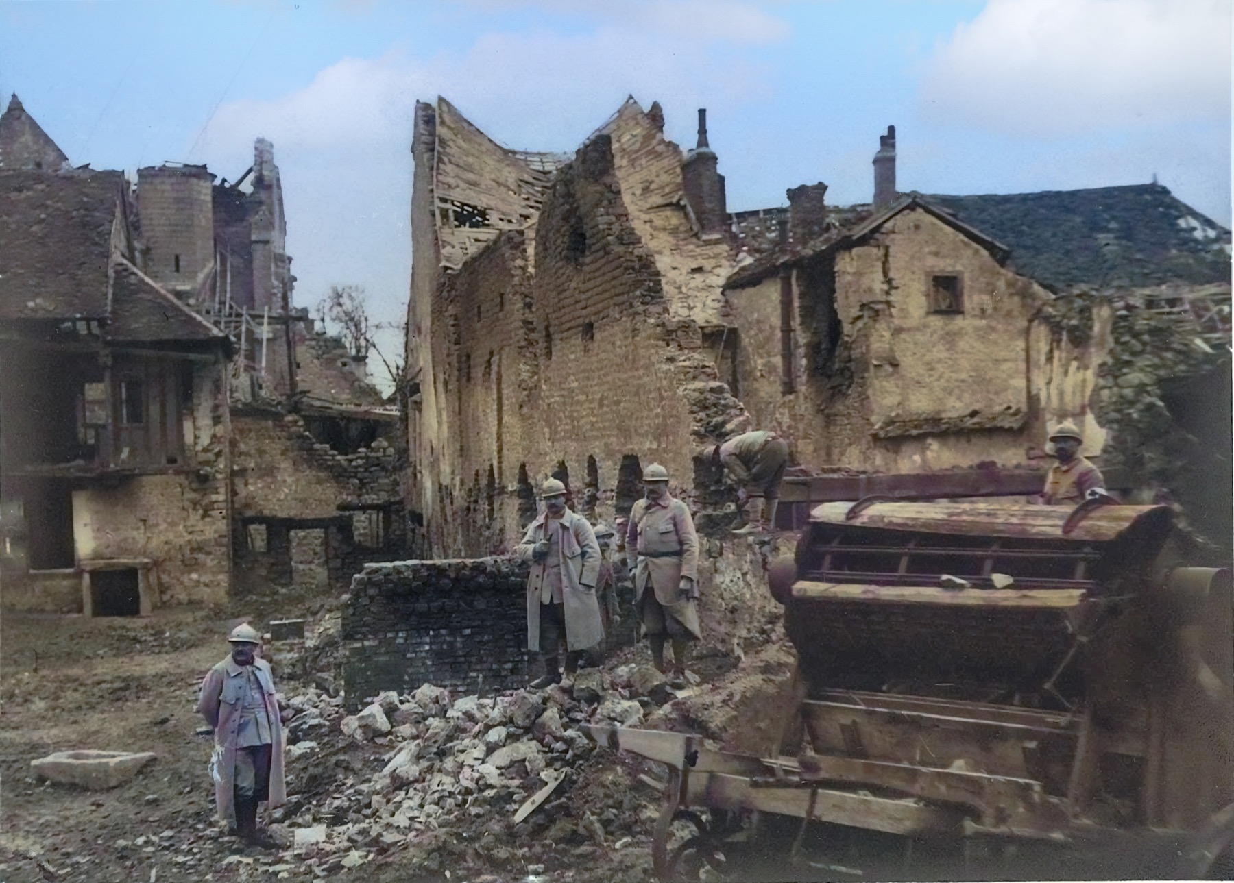 Des soldats parmi les ruines — BDIC VAL 066 046 — 9 mars 1916