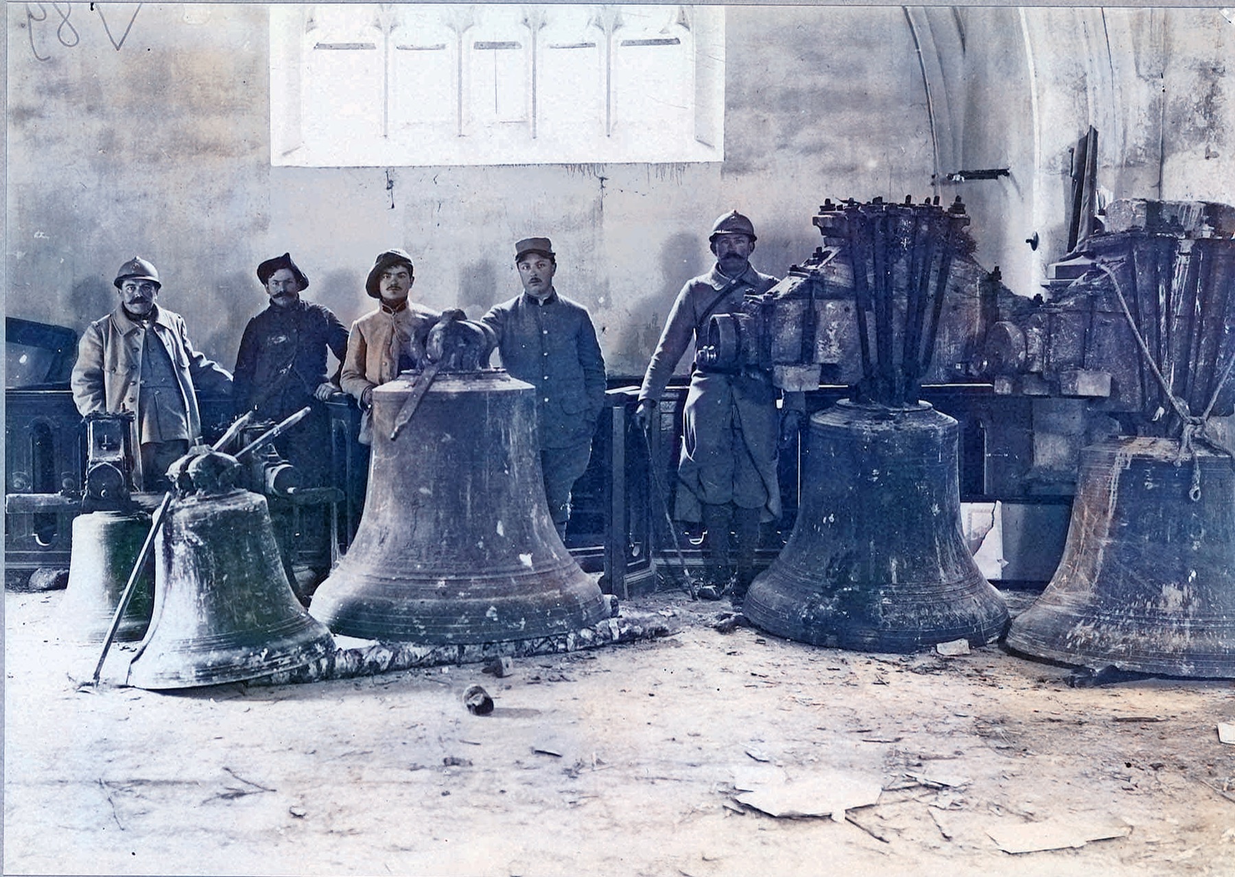 Les cloches tombées de l’église bombardée — 9 mars 1916