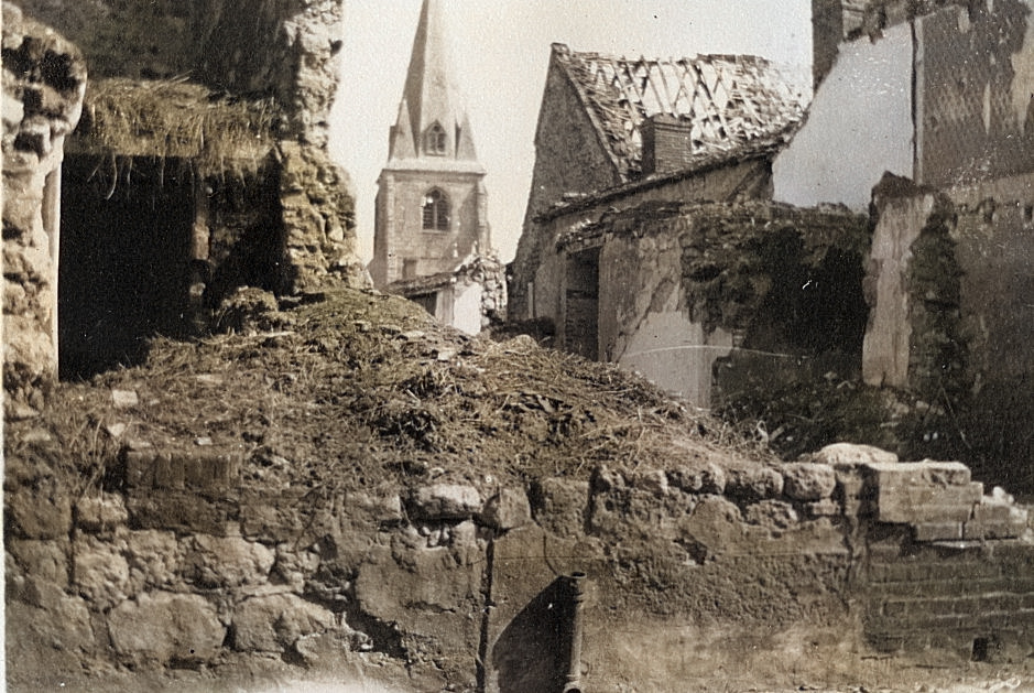 Des ruines avec le clocher à l’arrière-plan — mars 1915