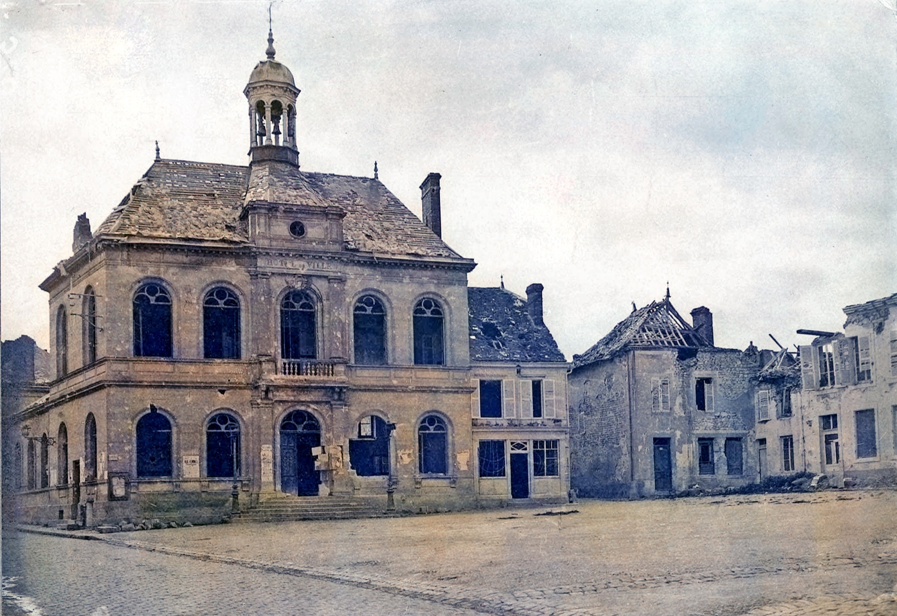 L’hôtel de ville et les maisons endommagées — mars 1915