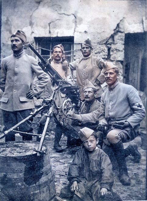 Des soldats et un enfant autour d’une mitrailleuse — septembre 1914
